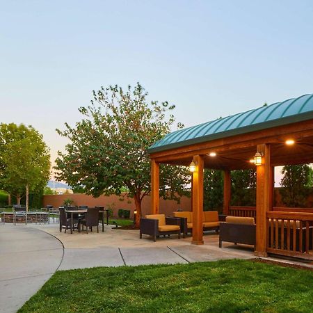 Courtyard Medford Airport Hotel Buitenkant foto