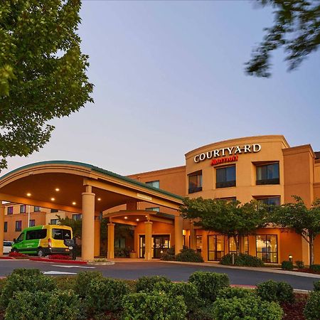 Courtyard Medford Airport Hotel Buitenkant foto