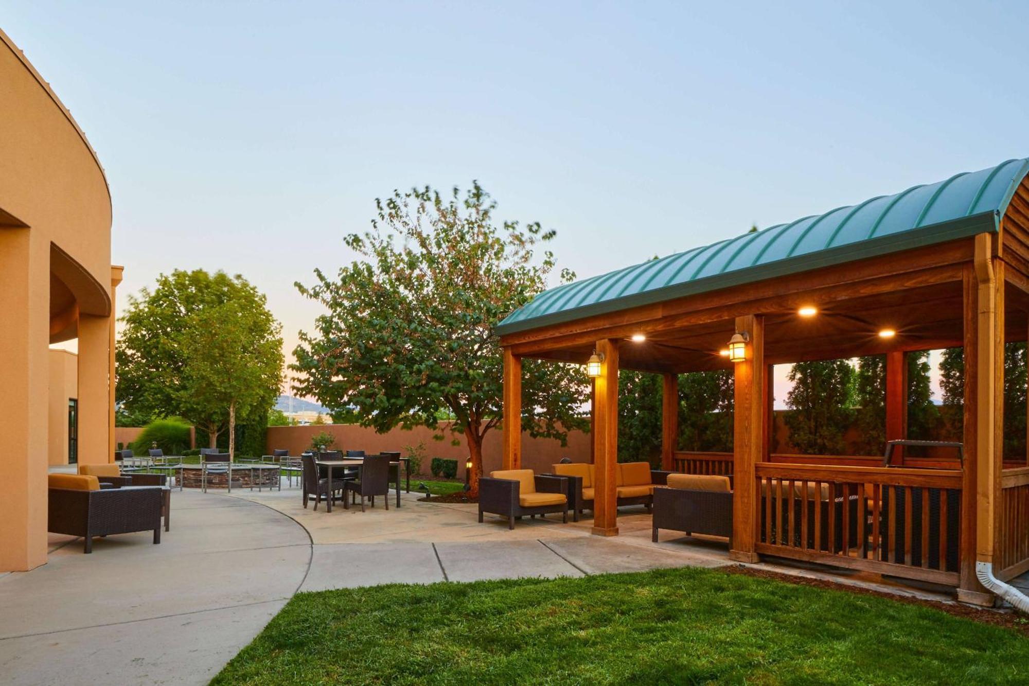 Courtyard Medford Airport Hotel Buitenkant foto