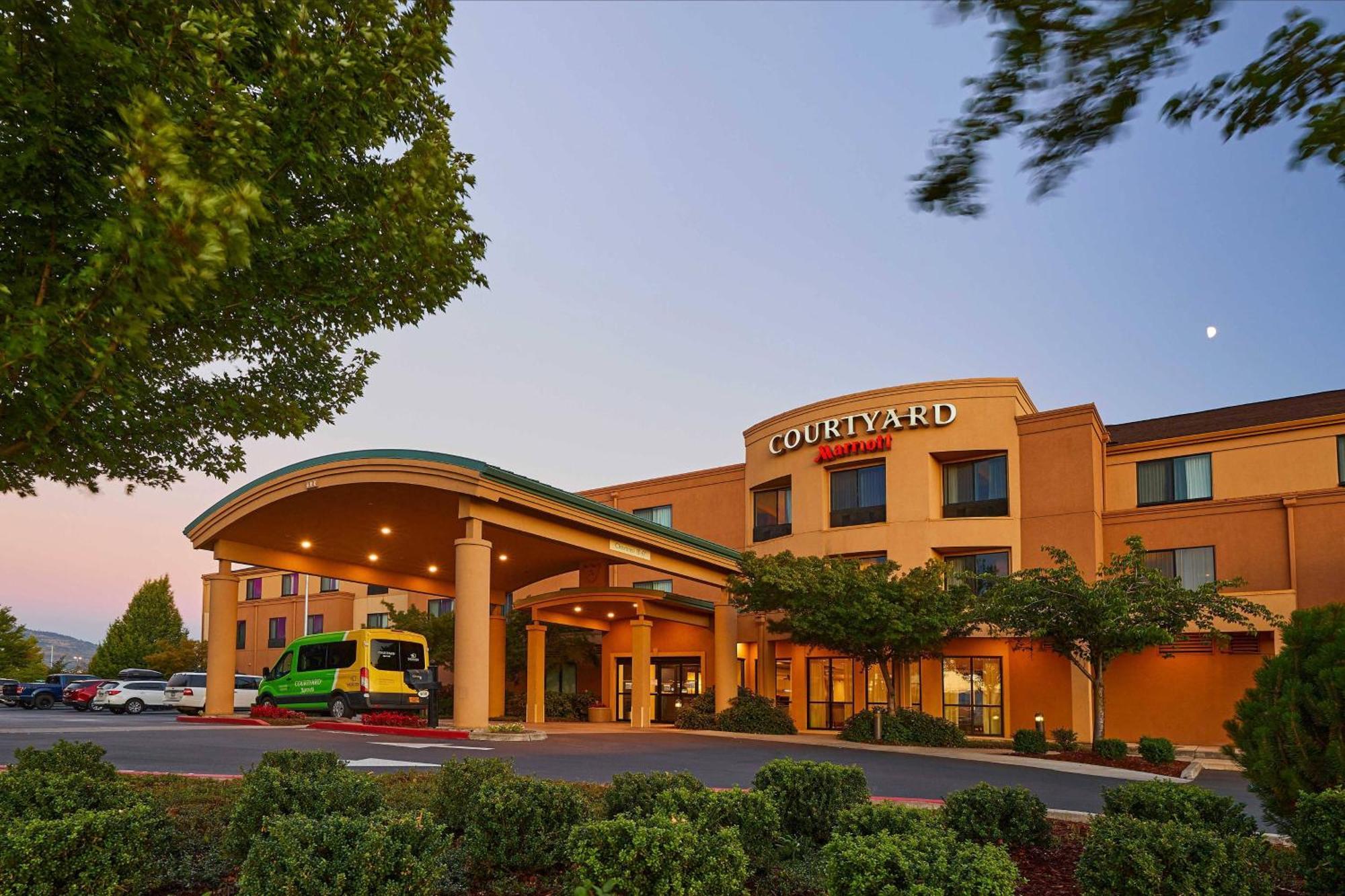 Courtyard Medford Airport Hotel Buitenkant foto