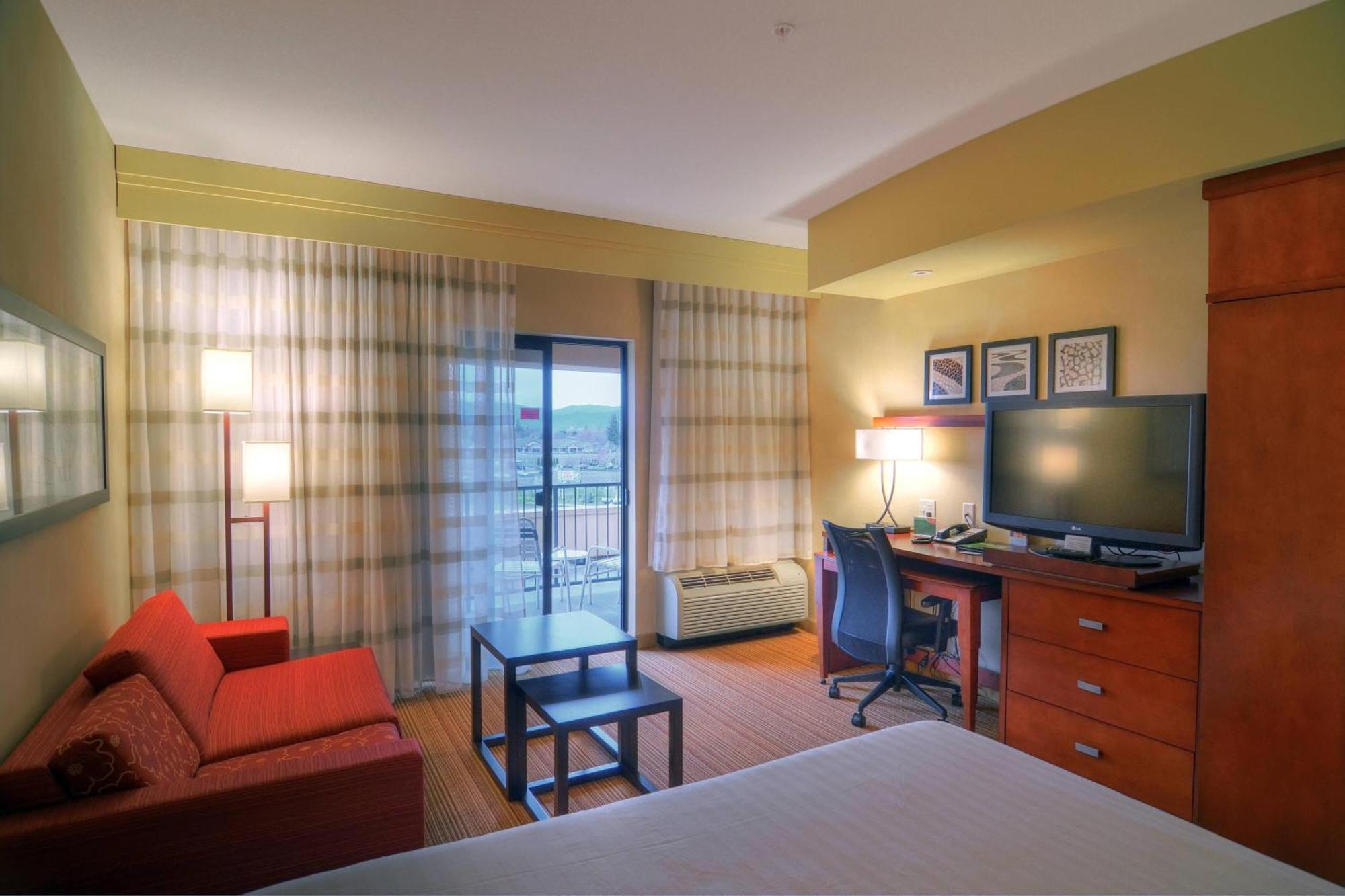Courtyard Medford Airport Hotel Buitenkant foto