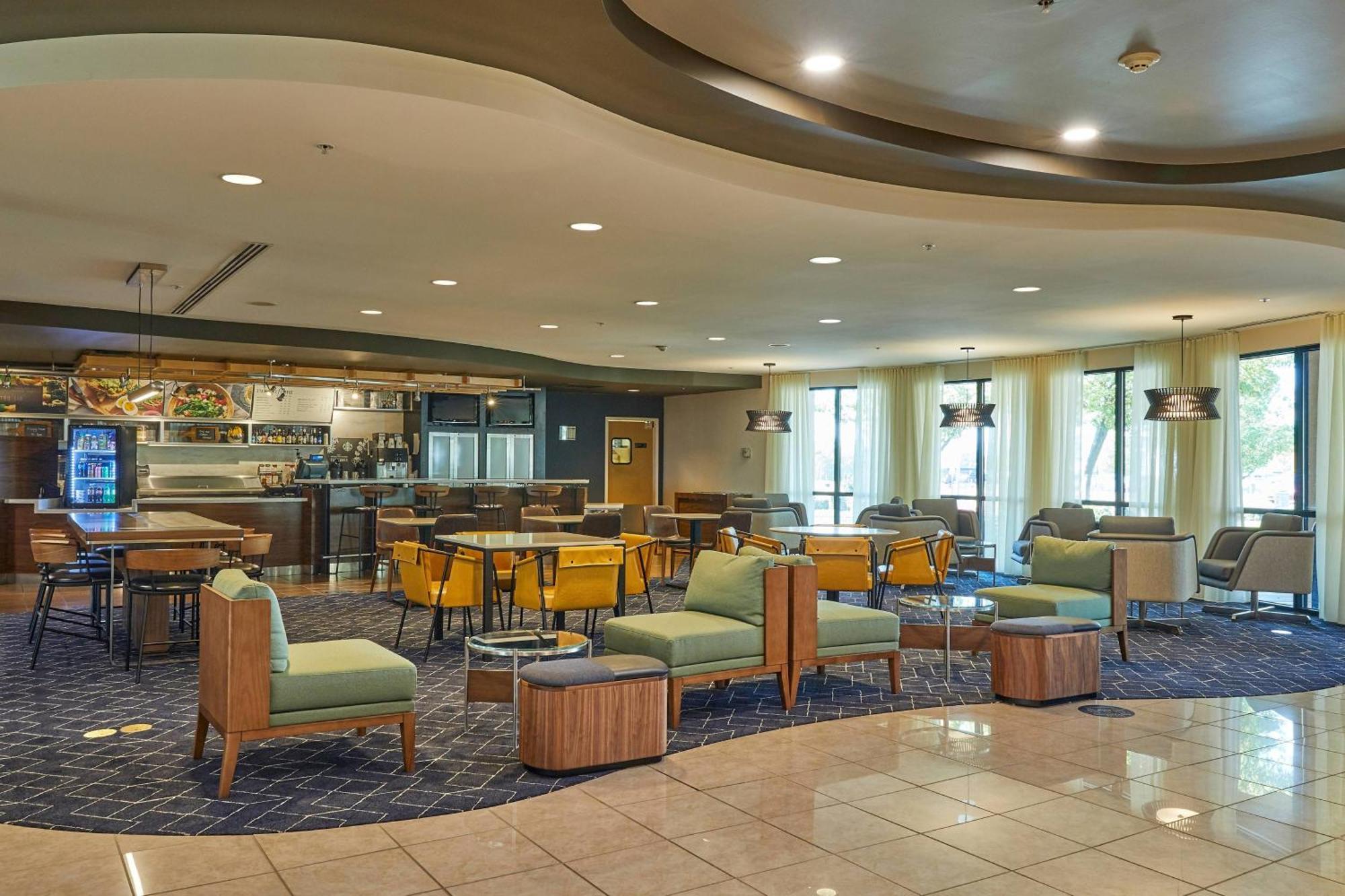 Courtyard Medford Airport Hotel Buitenkant foto