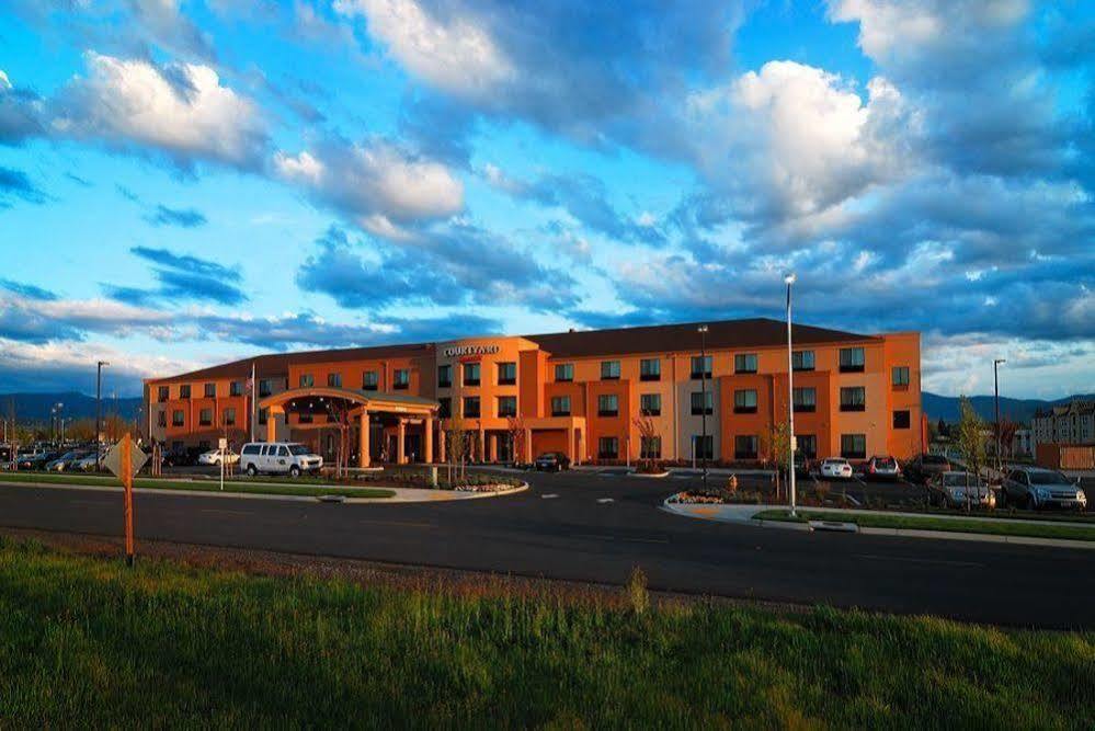 Courtyard Medford Airport Hotel Buitenkant foto