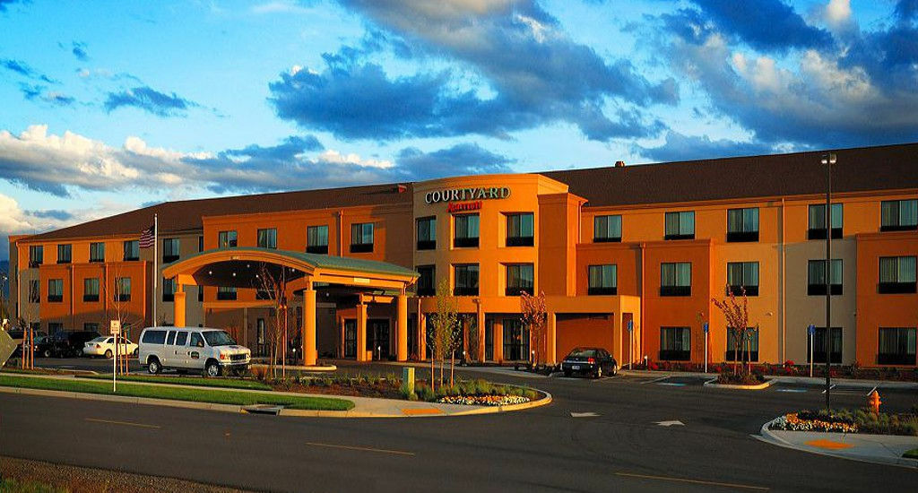 Courtyard Medford Airport Hotel Buitenkant foto